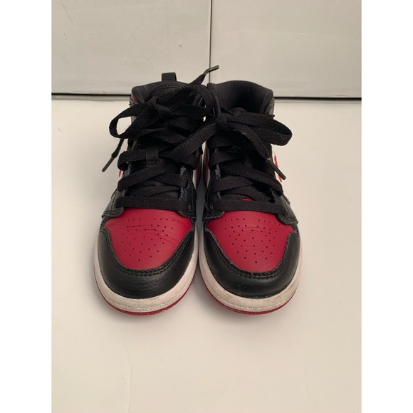 Kids Jordan 1’s - Picture 2 of 7